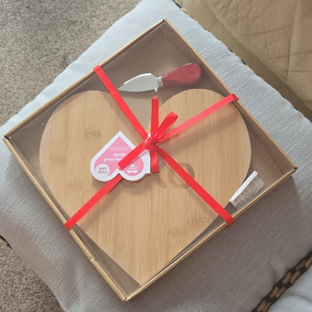 Heart-Shaped Bamboo Cheese Board with Knife ❤️ BRAND NEW
